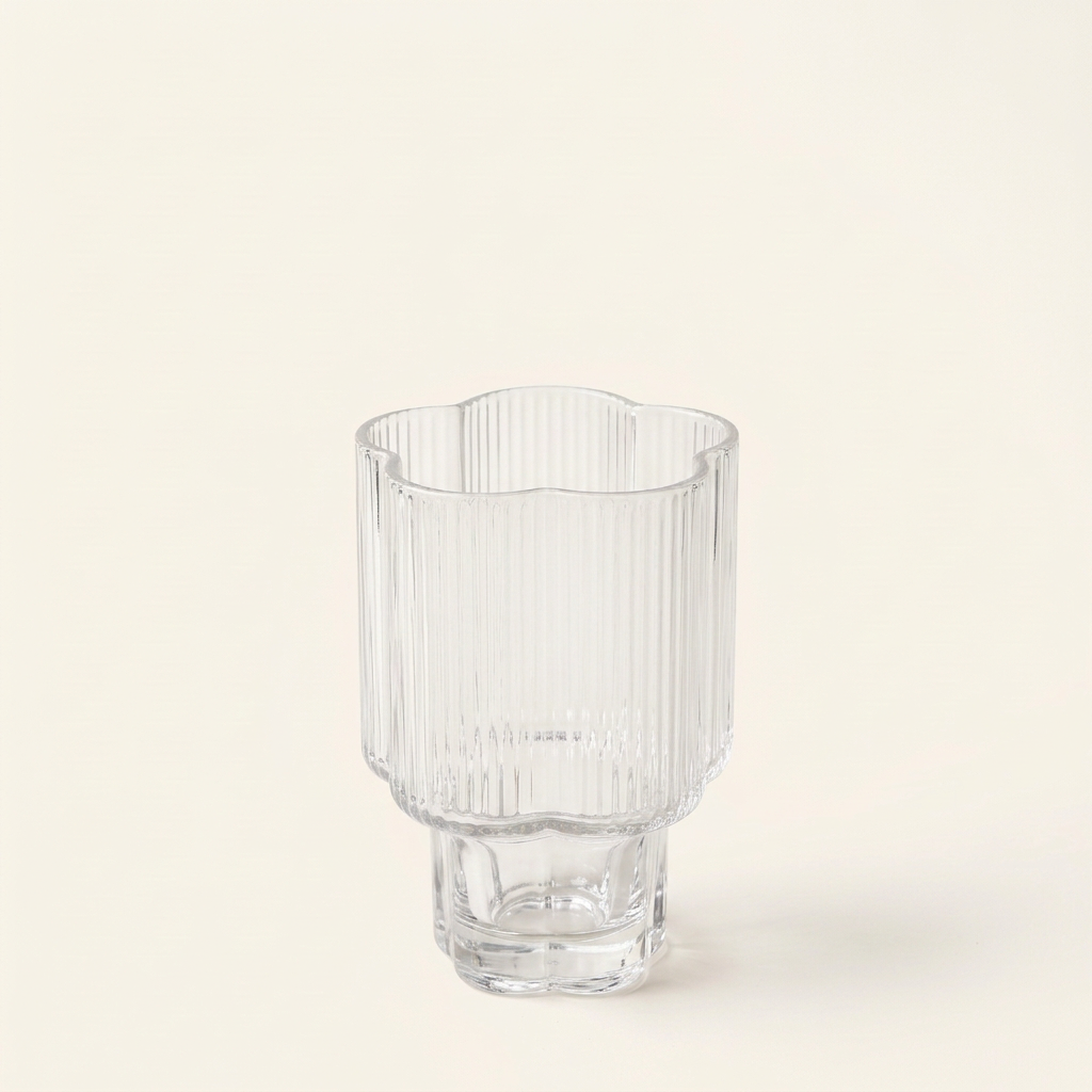 Short Clara cup with wider framing